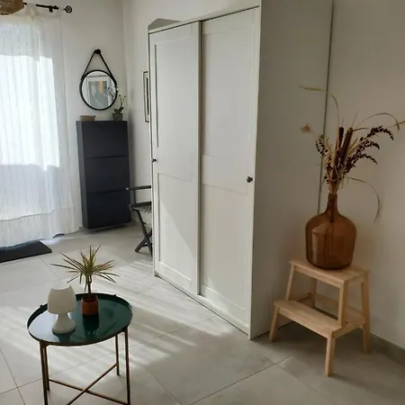 Charmant Studio Moderne Avec Exterieur 